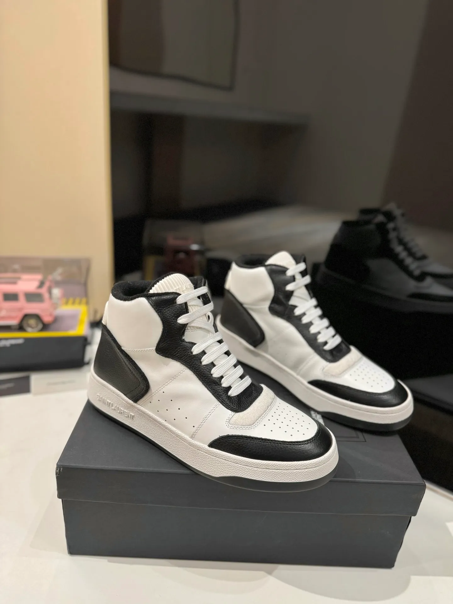 👟👟Ex-factory price 680👟👟 [High version for couples] YSL SAINT LAURENT Yves Saint Laurent SL61, the latest popular casual series in spring and summer...👍👍 Yves Saint Laurent SL61, original purchase, 1:1 replica, fresh blood injection and casual retro design, super good-looking and versatile, the upper is made of cowhide punching and splicing, the upper is super soft , lightweight and comfortable to match with sweatshirts, it is recommended to have one pair in each hand😁 ✅Fabric: Original customized cowhide ➕Punching process ➕Last process ✅Inner lining: Original towel lining ✅Feet: Original customized cowhide ✅Outsole: Original molded two-color bottom ✅Packaging: Original full set of packaging ✅Code number: 35-46 (Female 41.42. Male 38.45.46 Customized, non-returnable)